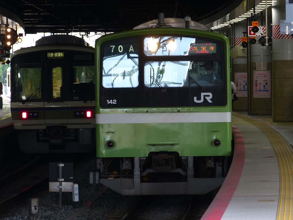 新大阪駅で発車を待つ、おおさか東線の201系と、保安列車として梅田貨物線を走行する221系